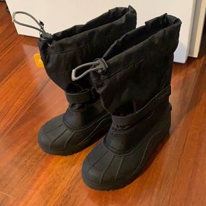 New Columbia size 4 youth winter snow boots